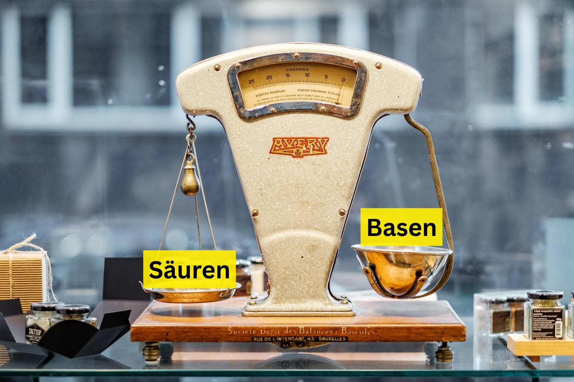 Waage-Gleichgewicht-Saeuren-und-Basen-min