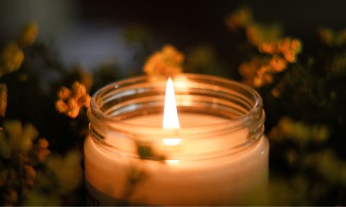 Kerzenlicht-im-dunkeln-Yule-min